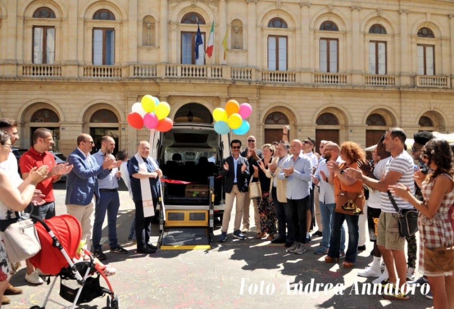 “LA MOBILITÀ GARANTITA”: CONSEGNATO AL COMUNE DI CALTAGIRONE UN PULMINO  PER IL TRASPORTO DEI DIVERSAMENTE ABILI